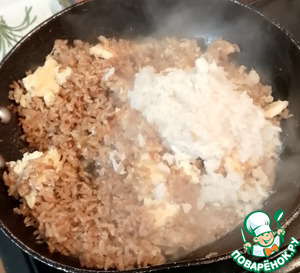 Жареный рис с крабом и яйцом Жареный рис с крабом и яйцом