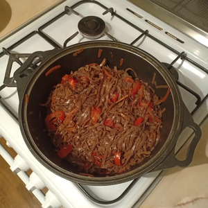 Гречневая лапша с говядиной и овощами Гречневая лапша с говядиной и овощами