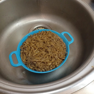 Гречневая лапша с говядиной и овощами Гречневая лапша с говядиной и овощами