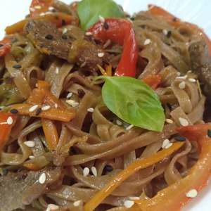 Гречневая лапша с говядиной и овощами Гречневая лапша с говядиной и овощами