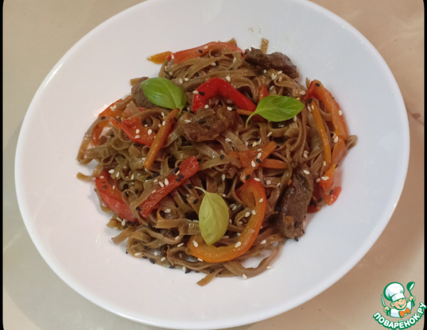 Гречневая лапша с говядиной и овощами Гречневая лапша с говядиной и овощами