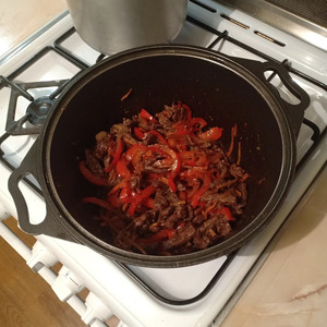 Гречневая лапша с говядиной и овощами Гречневая лапша с говядиной и овощами