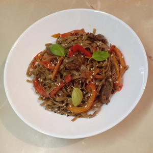 Гречневая лапша с говядиной и овощами Гречневая лапша с говядиной и овощами