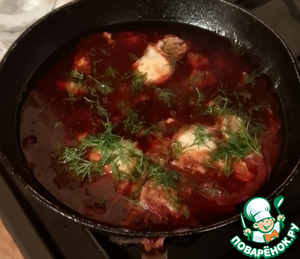 Яйца, сваренные в остром томатном соусе