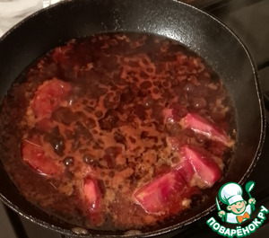 Яйца, сваренные в остром томатном соусе