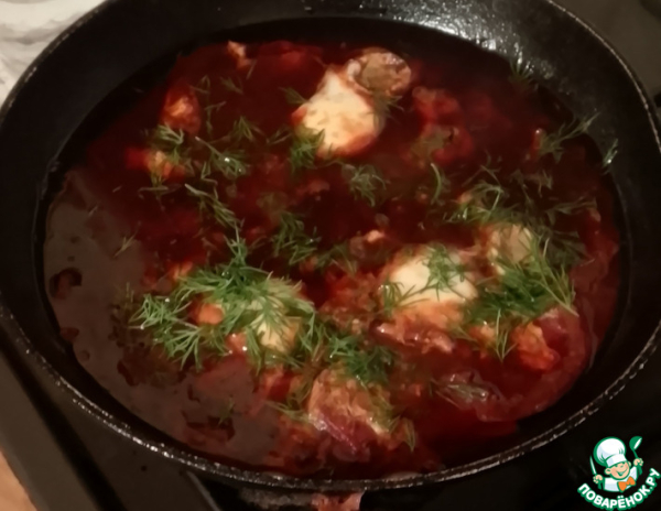 Яйца, сваренные в остром томатном соусе