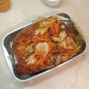 Курица, запеченная в рукаве с овощами Курица, запеченная в рукаве с овощами