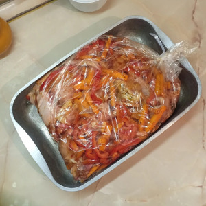 Курица, запеченная в рукаве с овощами Курица, запеченная в рукаве с овощами