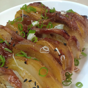 Свинина на шпажках с беконом и картофелем Свинина на шпажках с беконом и картофелем