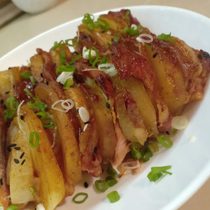 Свинина на шпажках с беконом и картофелем Свинина на шпажках с беконом и картофелем