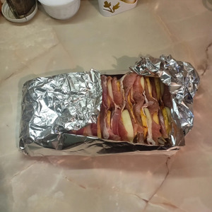 Свинина на шпажках с беконом и картофелем Свинина на шпажках с беконом и картофелем