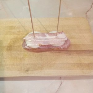 Свинина на шпажках с беконом и картофелем Свинина на шпажках с беконом и картофелем