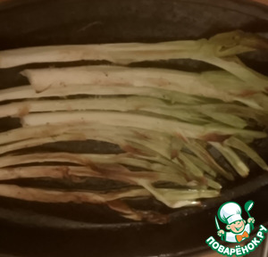 Зелёный лук с жареным чесноком, нутом