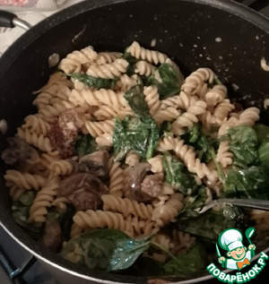 Фузилли с грибным соусом и шпинатом