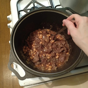 Мясо с фасолью в томатном соусе