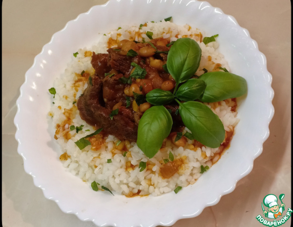 Мясо с фасолью в томатном соусе