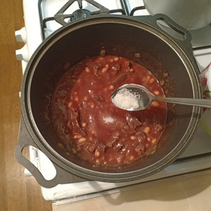 Мясо с фасолью в томатном соусе