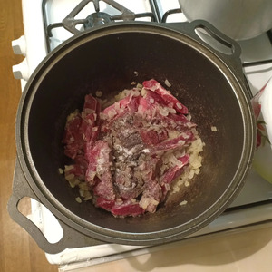 Мясо с фасолью в томатном соусе