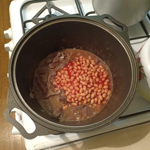 Мясо с фасолью в томатном соусе