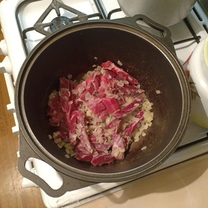 Мясо с фасолью в томатном соусе