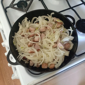 Мясо, тушеное со сметаной