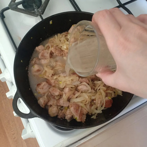 Мясо, тушеное со сметаной