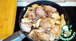 Свинина с яблоками и грибами